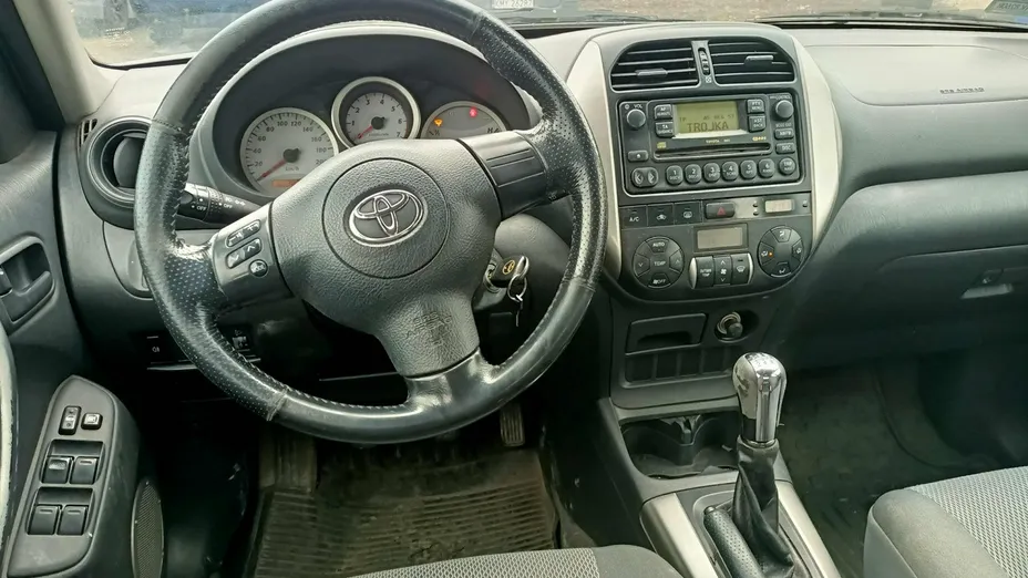 TOYOTA RAV4 -