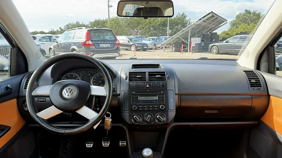 VOLKSWAGEN Polo -
