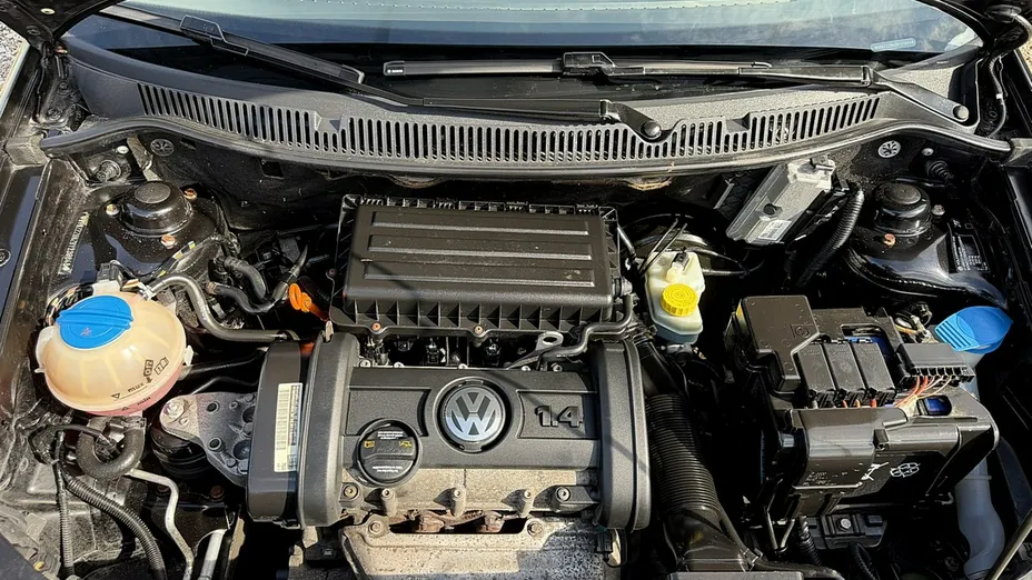 VOLKSWAGEN Polo -