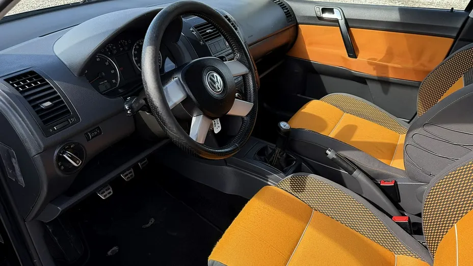 VOLKSWAGEN Polo -