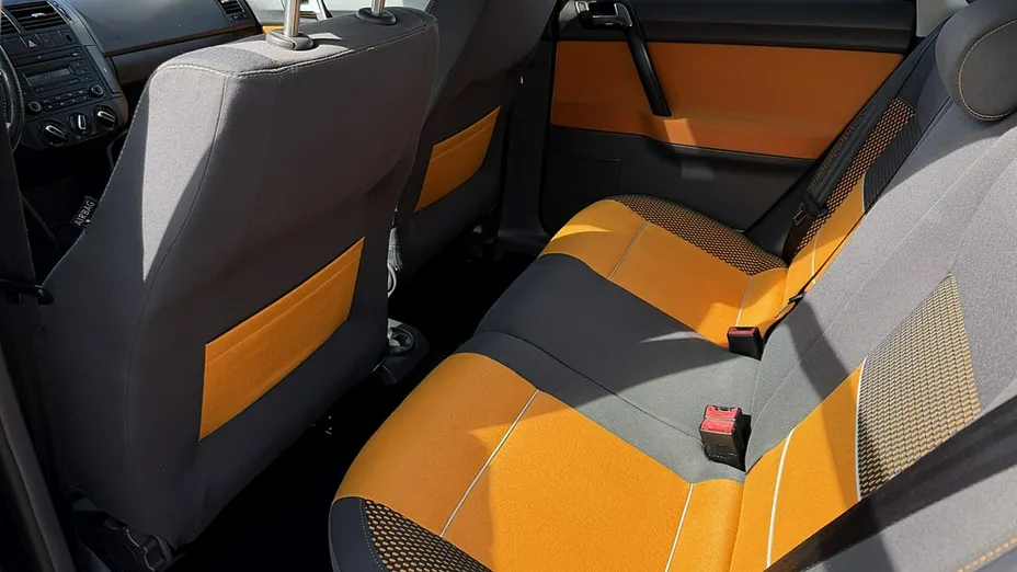 VOLKSWAGEN Polo -