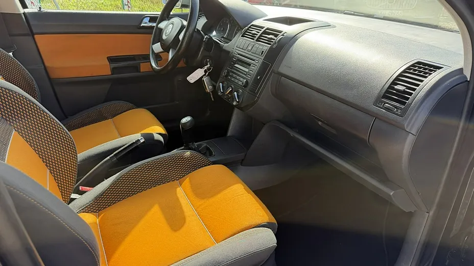 VOLKSWAGEN Polo -