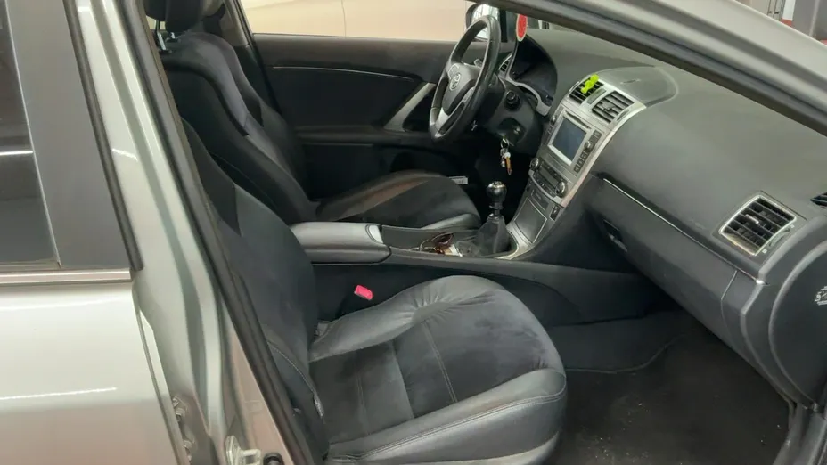 TOYOTA Avensis -
