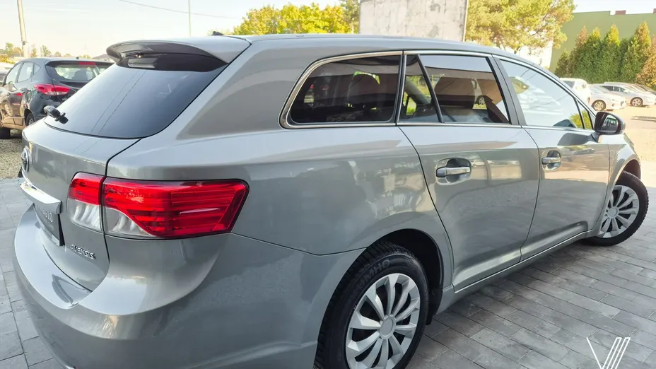 TOYOTA Avensis -