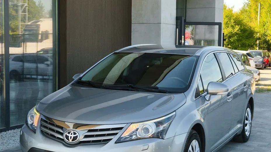 TOYOTA Avensis -