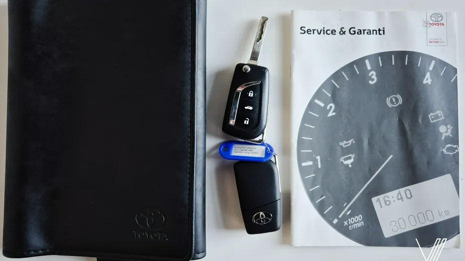 TOYOTA Avensis -