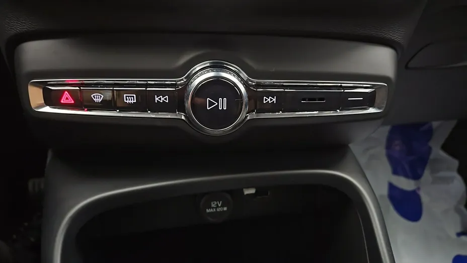 VOLVO XC40 -