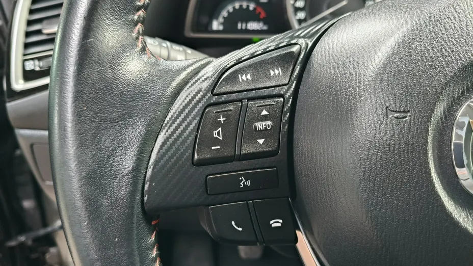 MAZDA 3 -