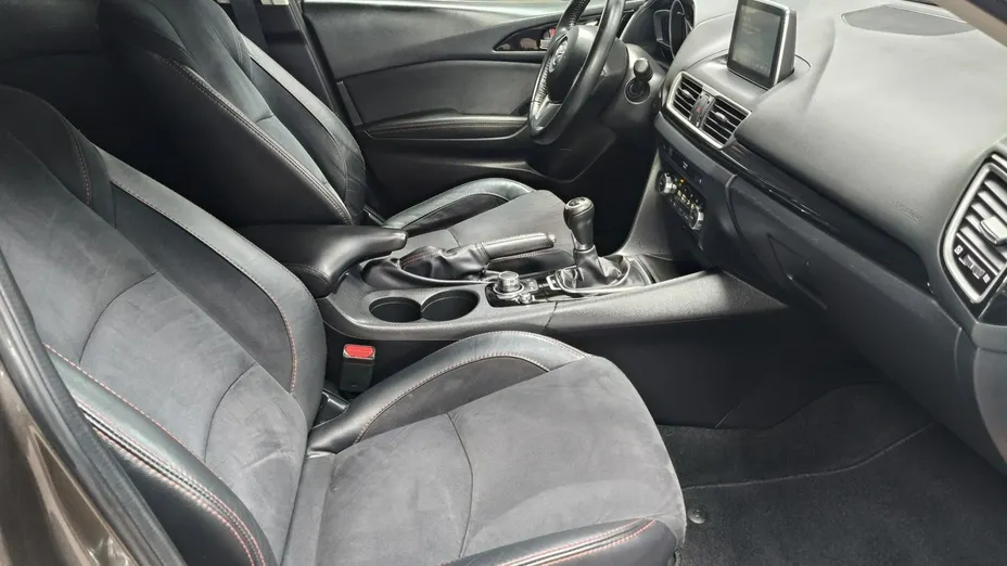 MAZDA 3 -