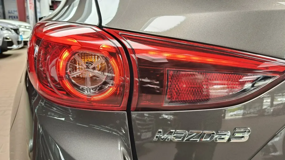 MAZDA 3 -