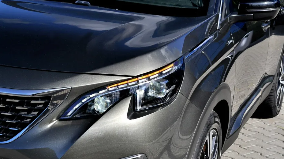 PEUGEOT 3008 -