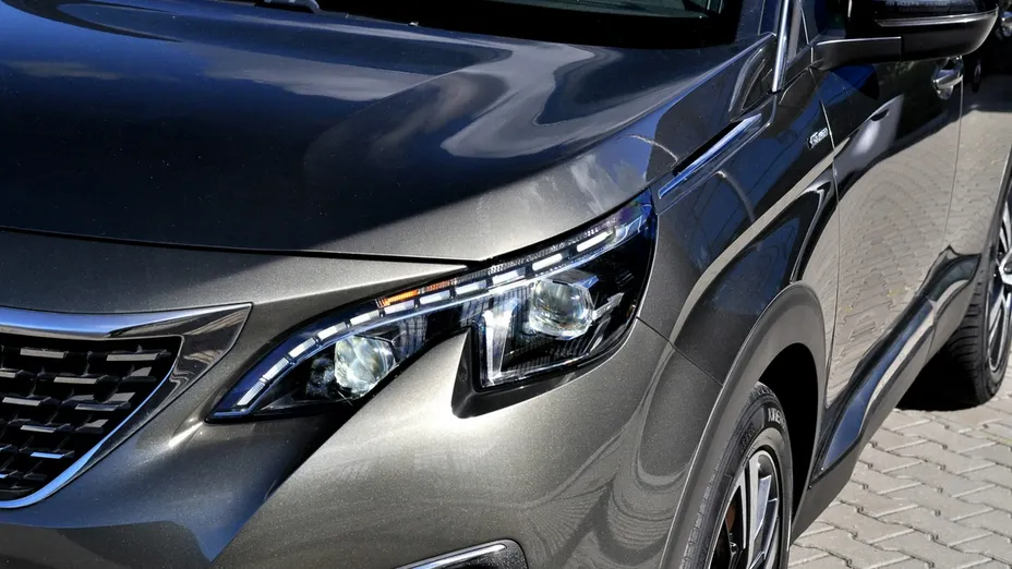 PEUGEOT 3008 -