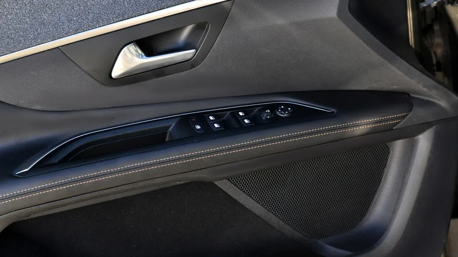 PEUGEOT 3008 -