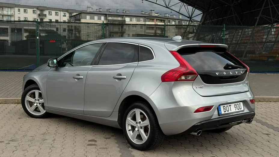 VOLVO V40 -