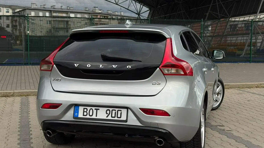VOLVO V40 -