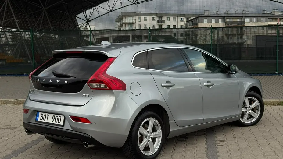 VOLVO V40 -