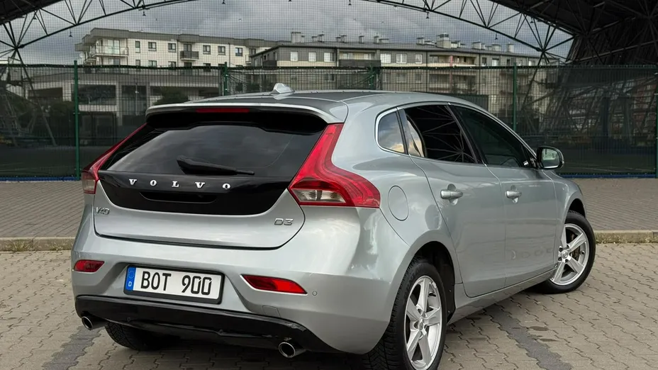 VOLVO V40 -