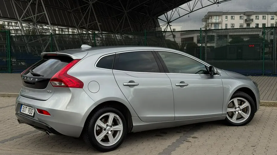 VOLVO V40 -