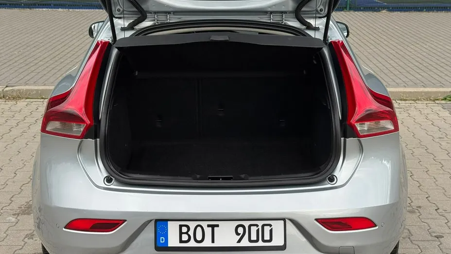 VOLVO V40 -