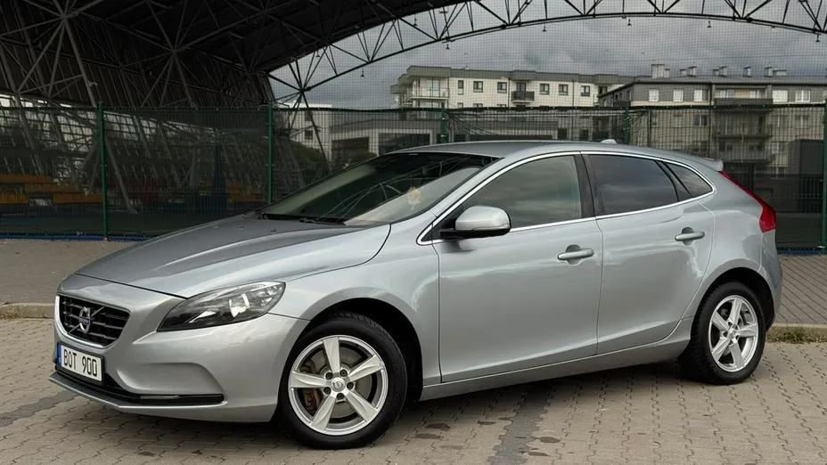 VOLVO V40 -