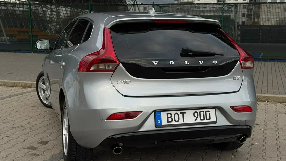VOLVO V40 -