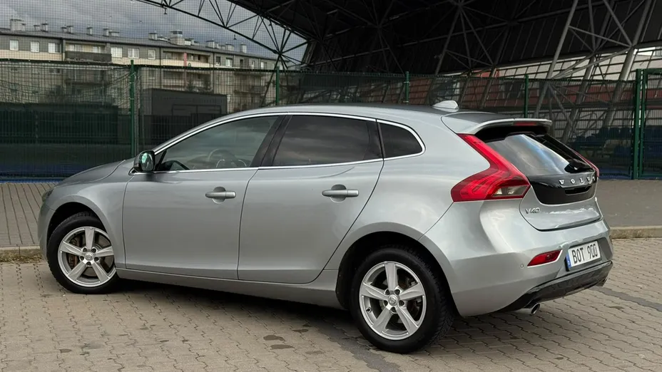 VOLVO V40 -