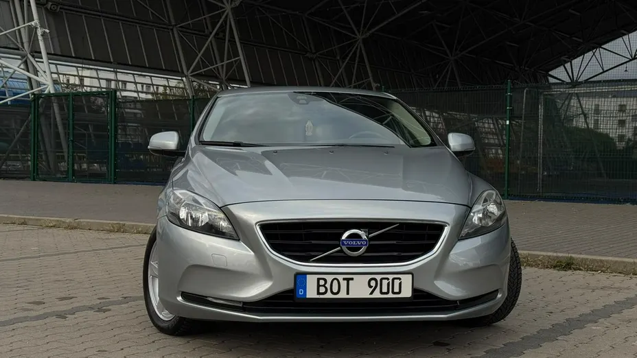 VOLVO V40 -