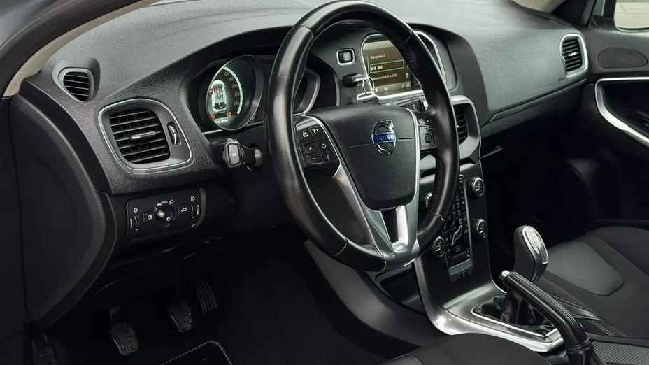 VOLVO V40 -