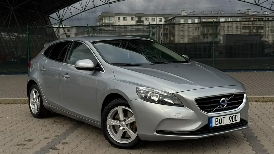VOLVO V40 -