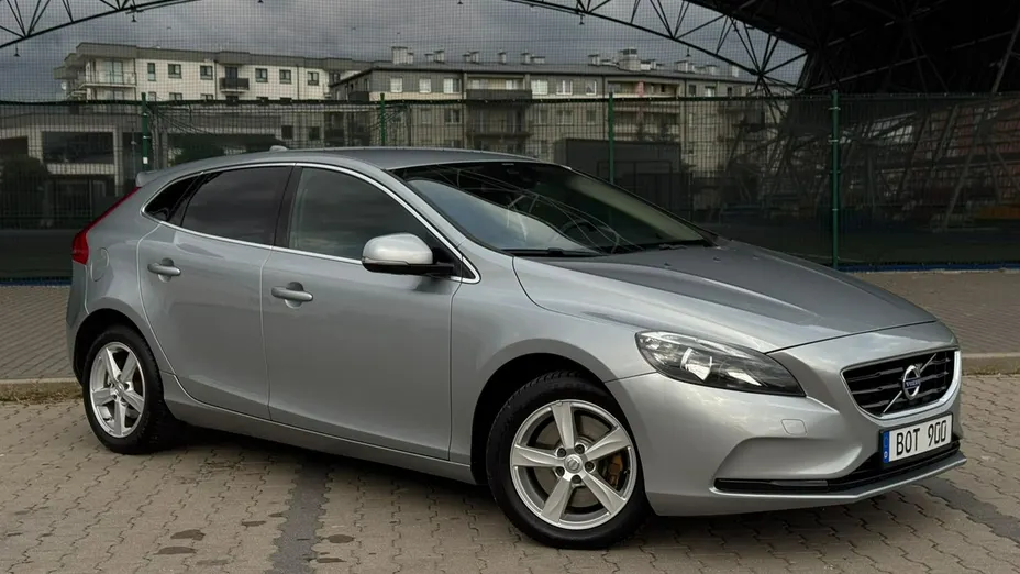 VOLVO V40 -