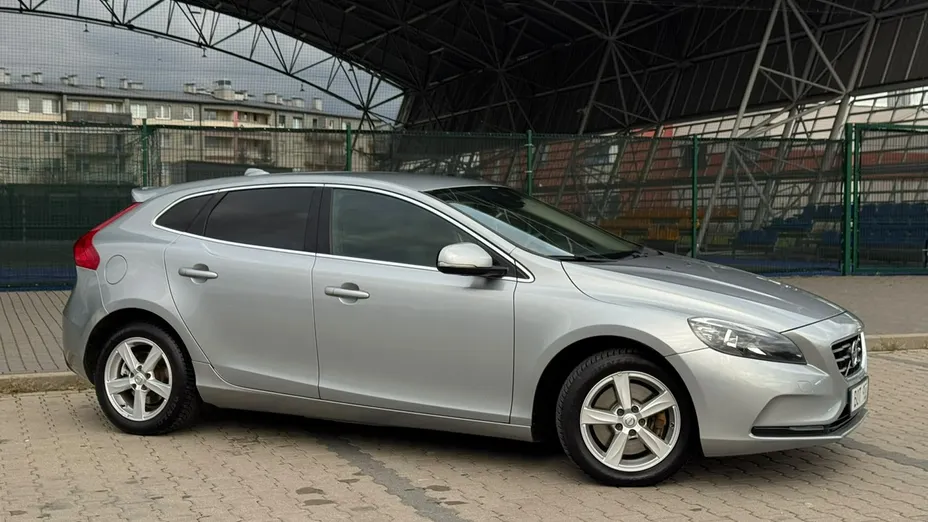VOLVO V40 -