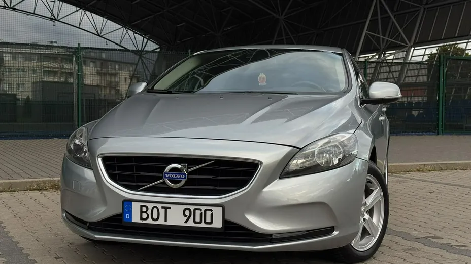 VOLVO V40 -