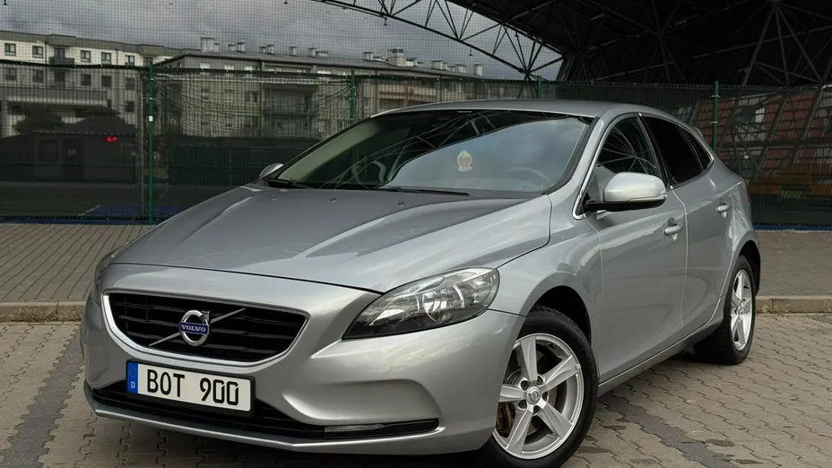 VOLVO V40 -