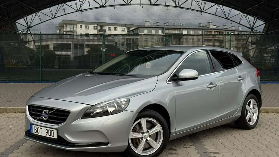 VOLVO V40 -
