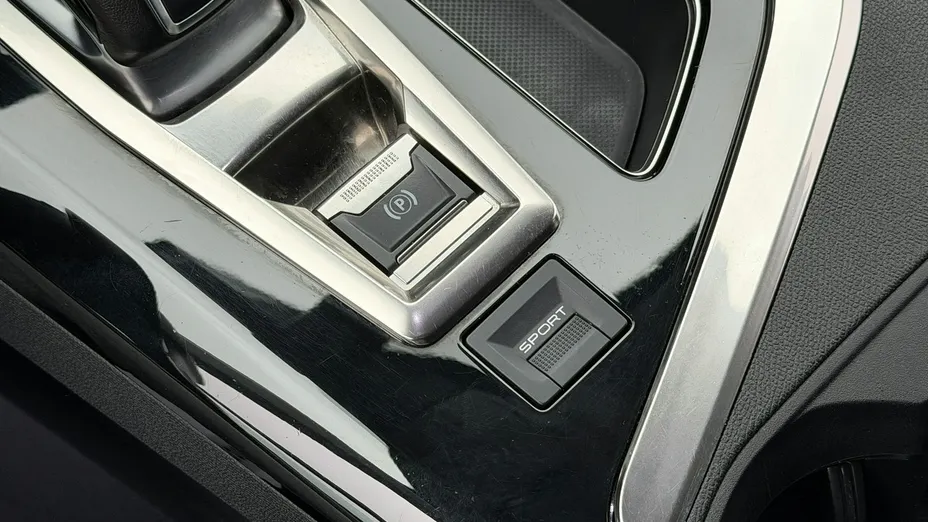 PEUGEOT 3008 -