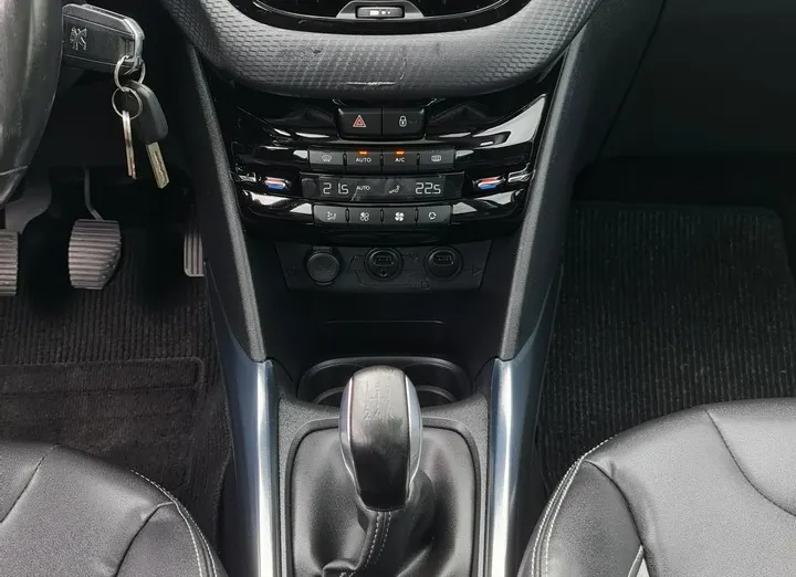 PEUGEOT 2008 -