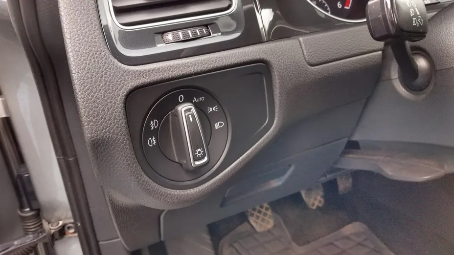 VOLKSWAGEN Golf -