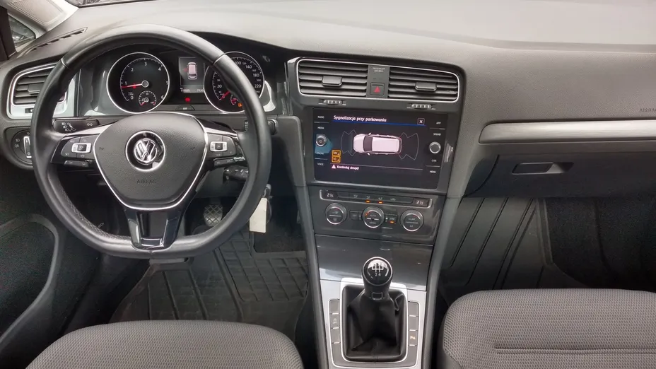 VOLKSWAGEN Golf -
