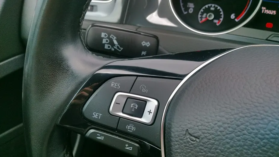 VOLKSWAGEN Golf -