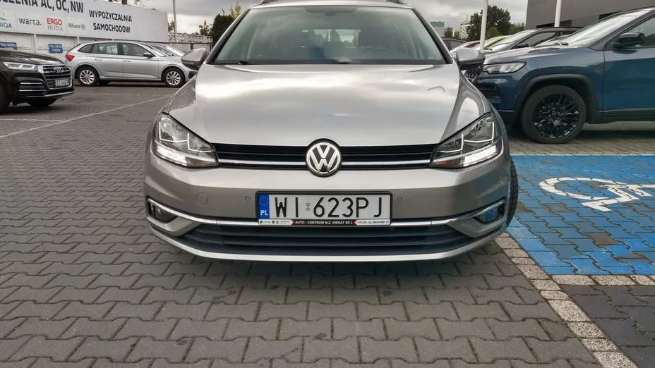 VOLKSWAGEN Golf -