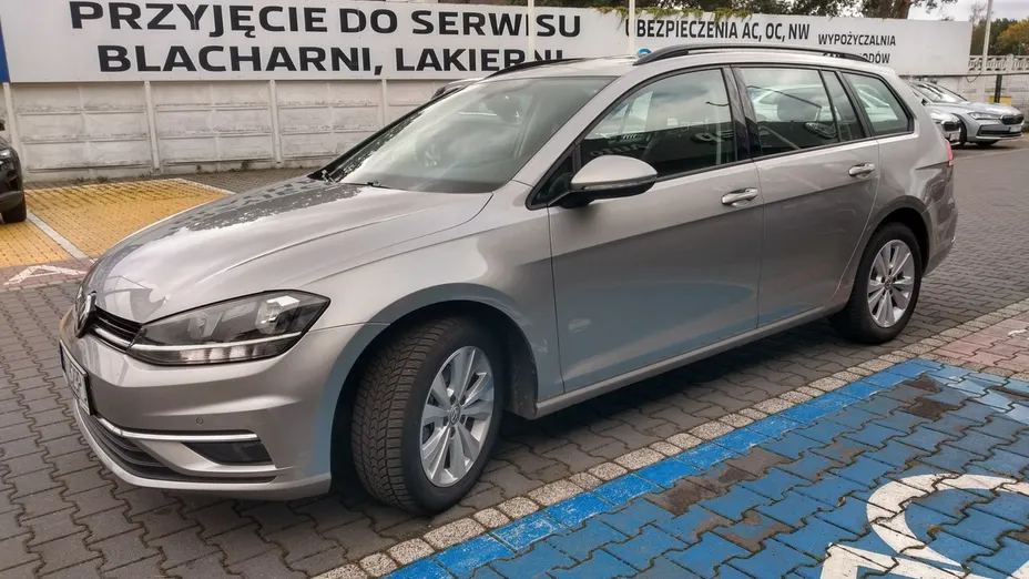 VOLKSWAGEN Golf -