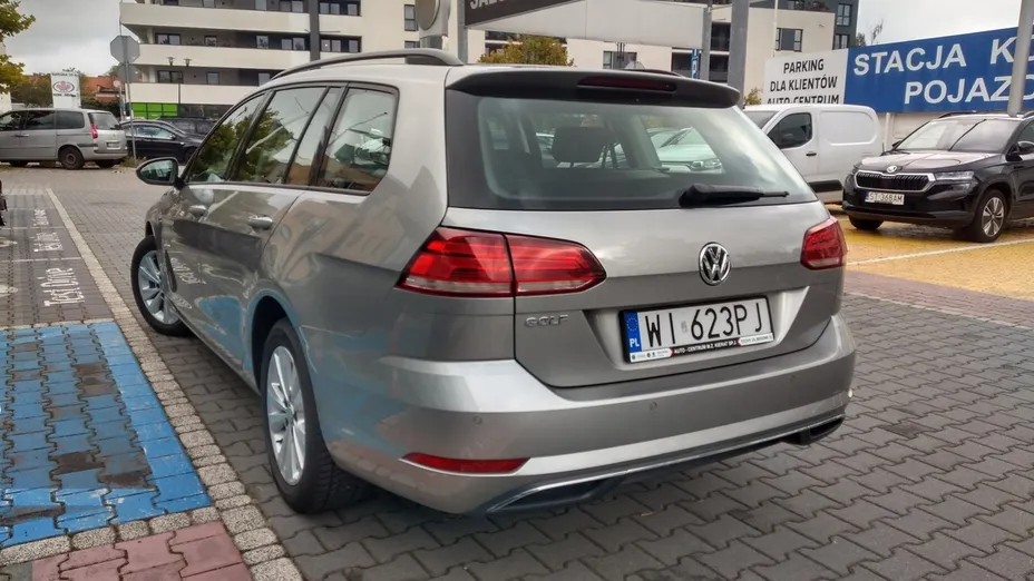 VOLKSWAGEN Golf -