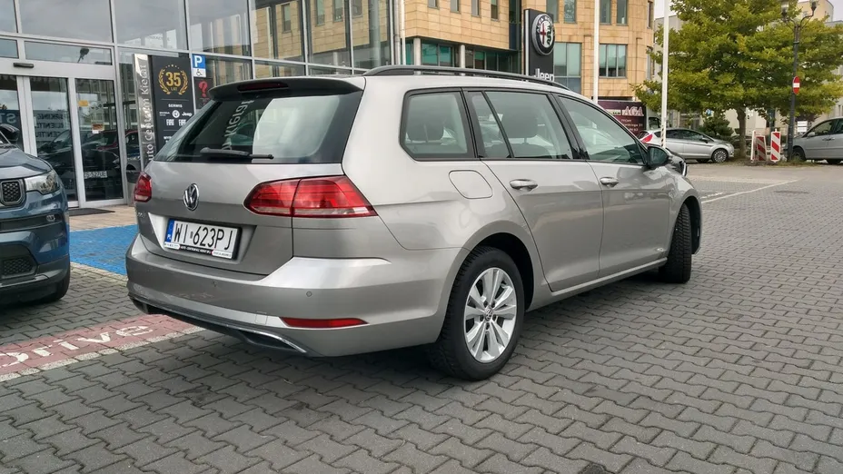 VOLKSWAGEN Golf -