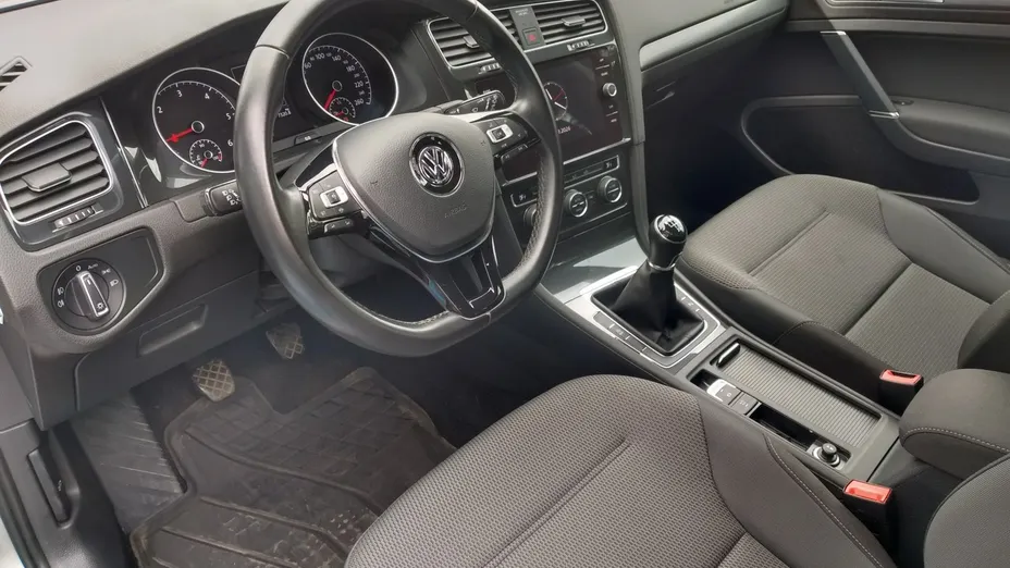 VOLKSWAGEN Golf -