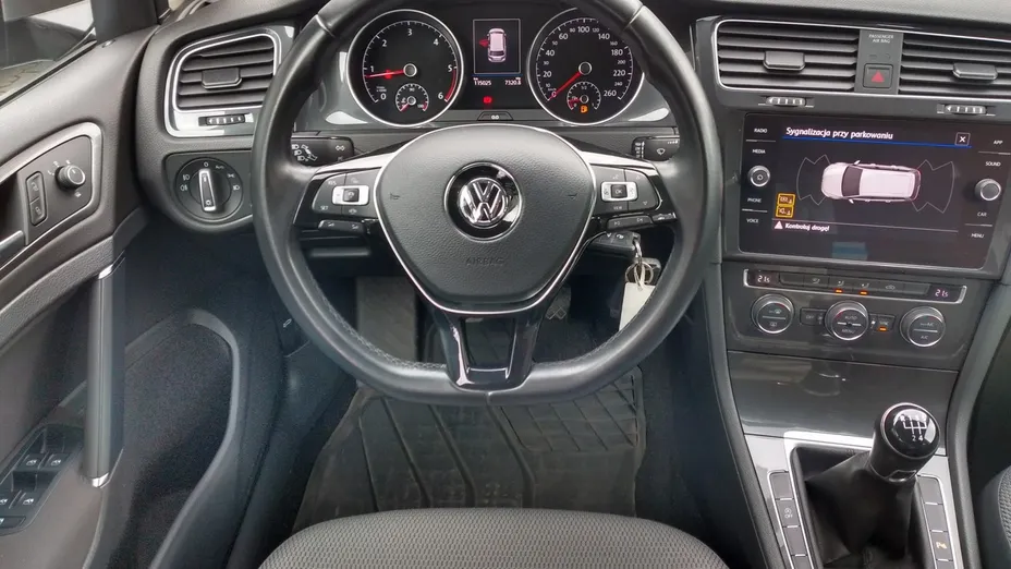 VOLKSWAGEN Golf -