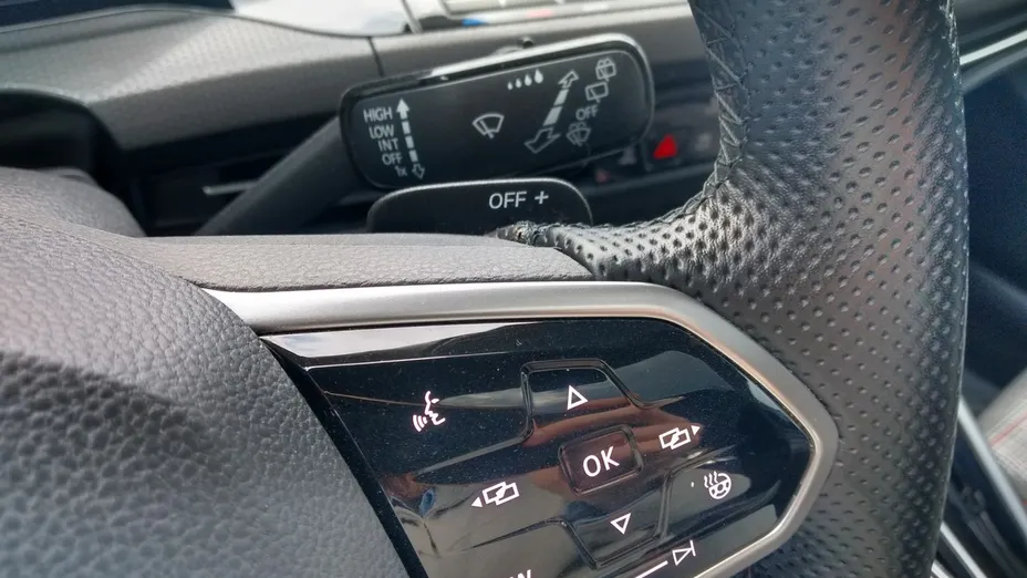 VOLKSWAGEN Golf -