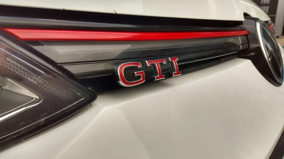 VOLKSWAGEN Golf -