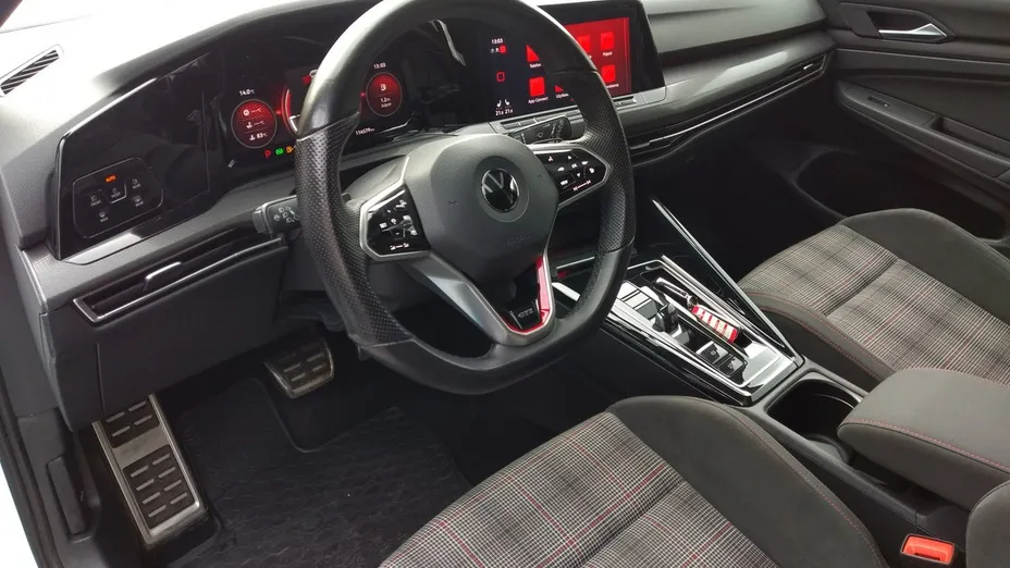 VOLKSWAGEN Golf -
