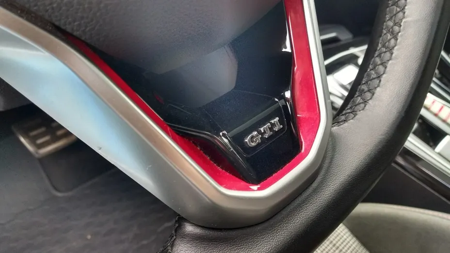 VOLKSWAGEN Golf -