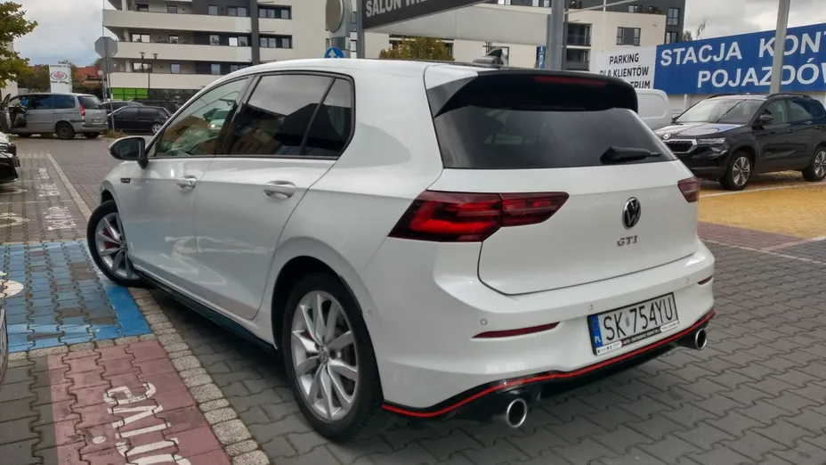 VOLKSWAGEN Golf -
